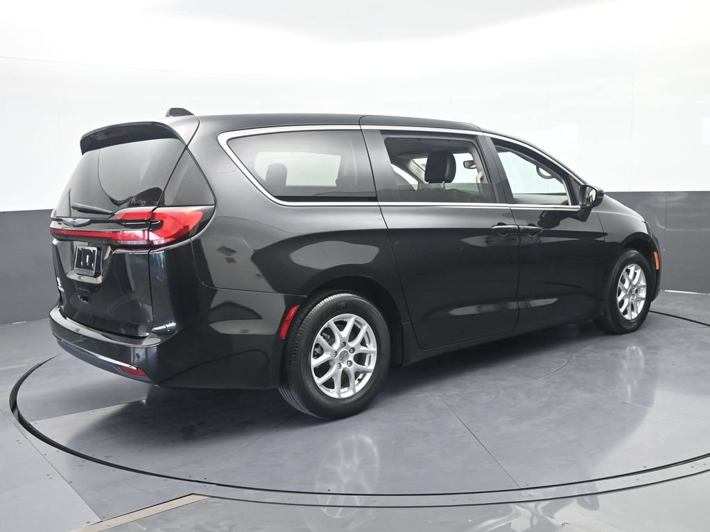 Used 2023 Chrysler Pacifica Touring-L FWD image 6