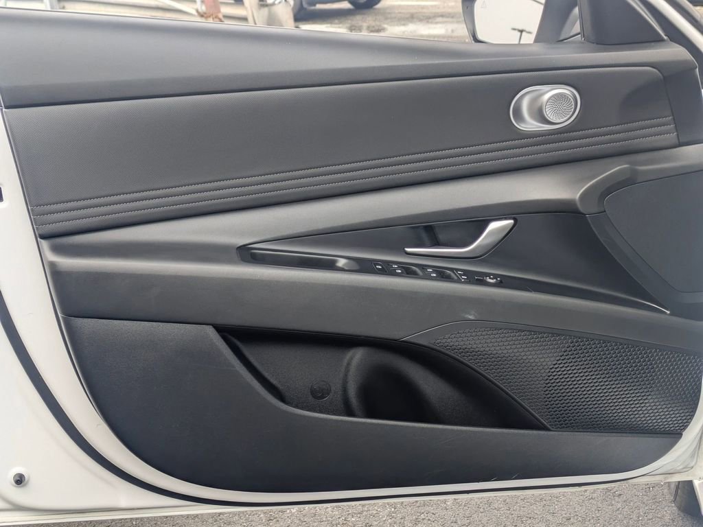 Used 2025 Hyundai Elantra SEL FWD image 13
