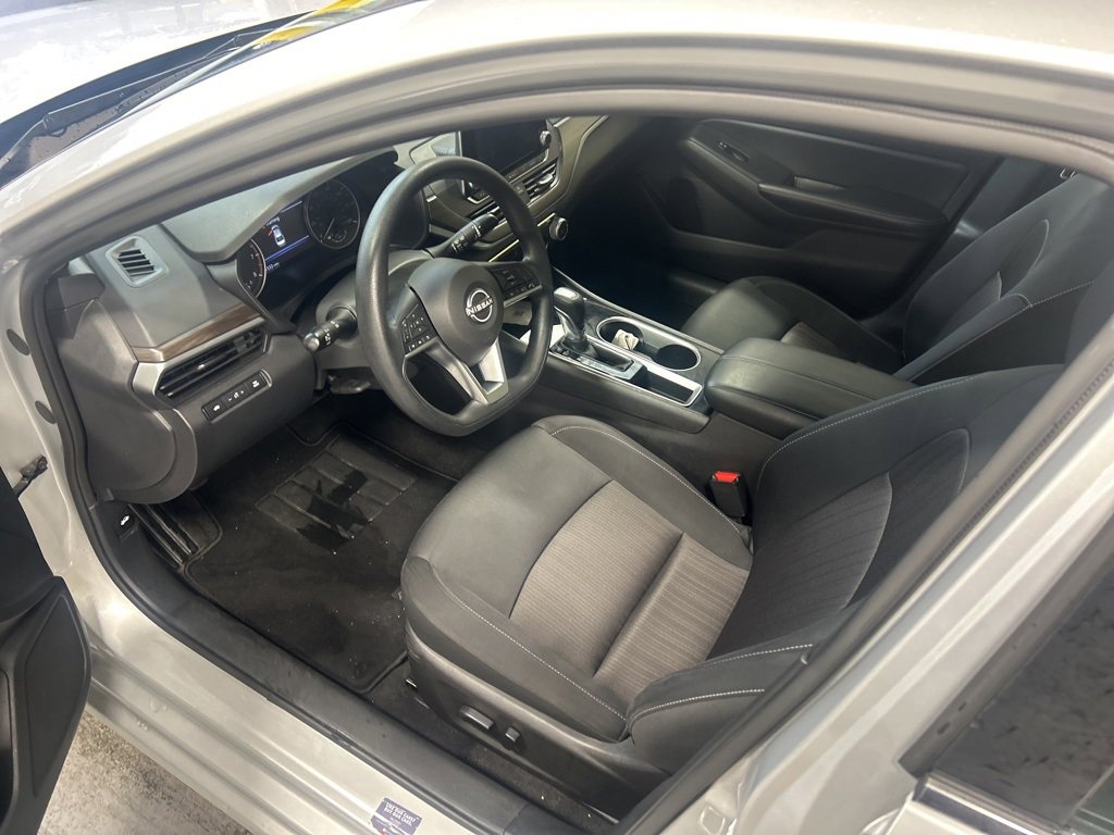 Used 2024 Nissan Altima 2.5 SV image 2