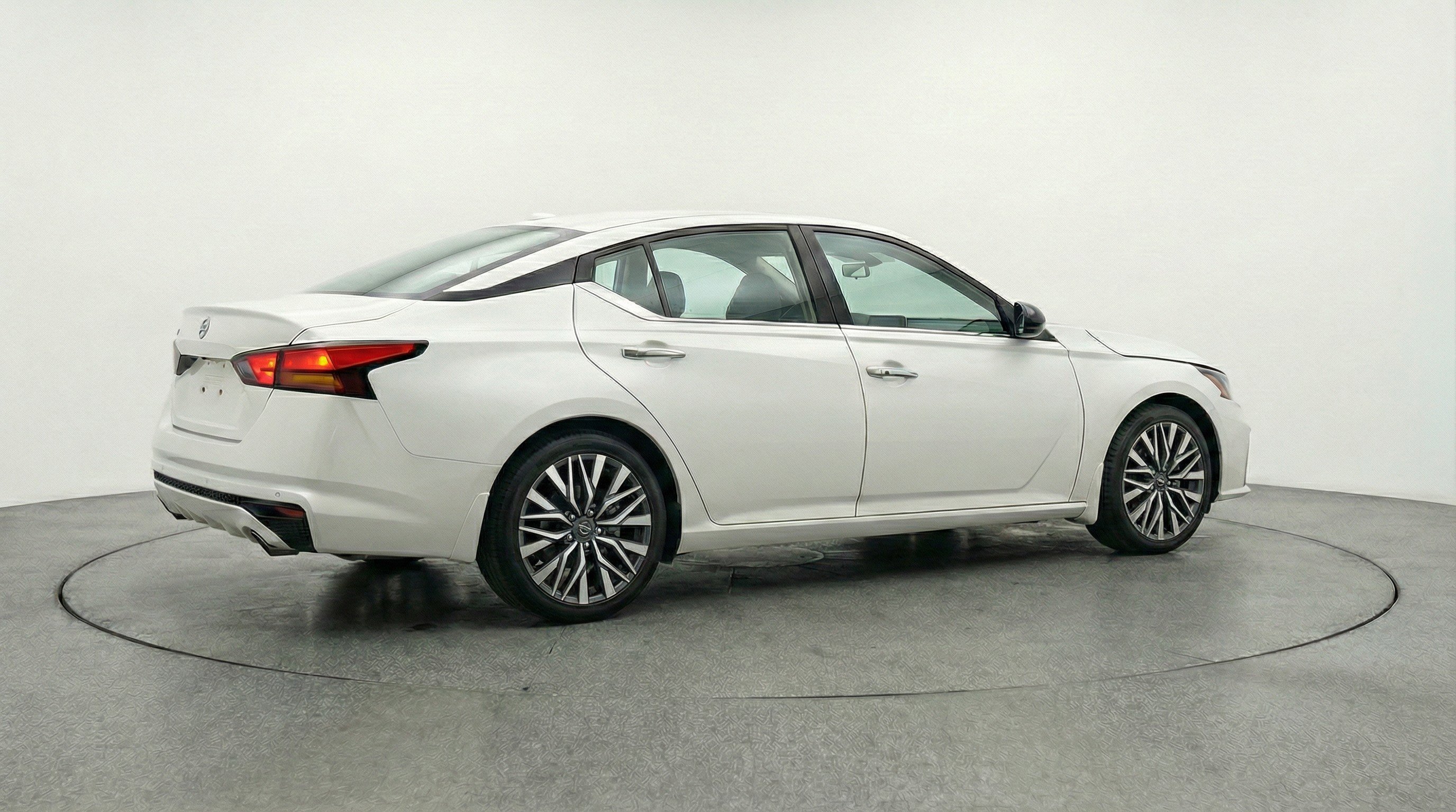 Used 2025 Nissan Altima 2.5 SV image 9