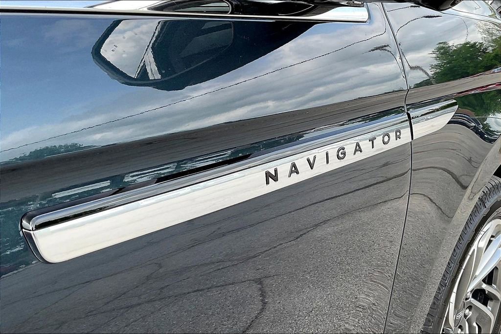 Used 2025 Lincoln Navigator Reserve image 34