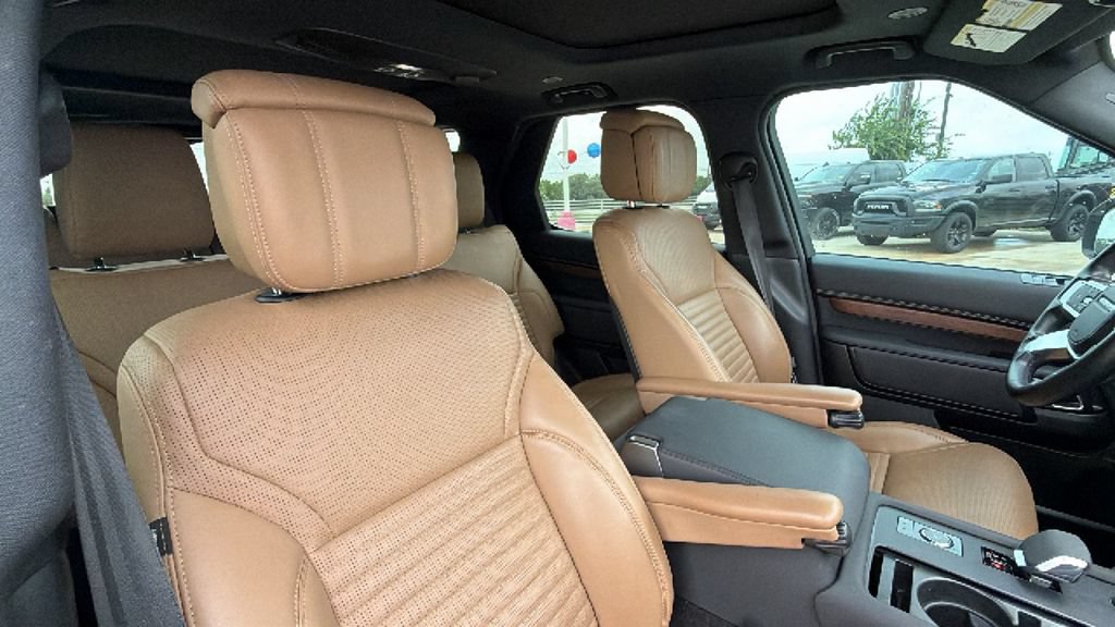 Used 2023 Land Rover Discovery Metropolitan Edition AWD/4WD image 30