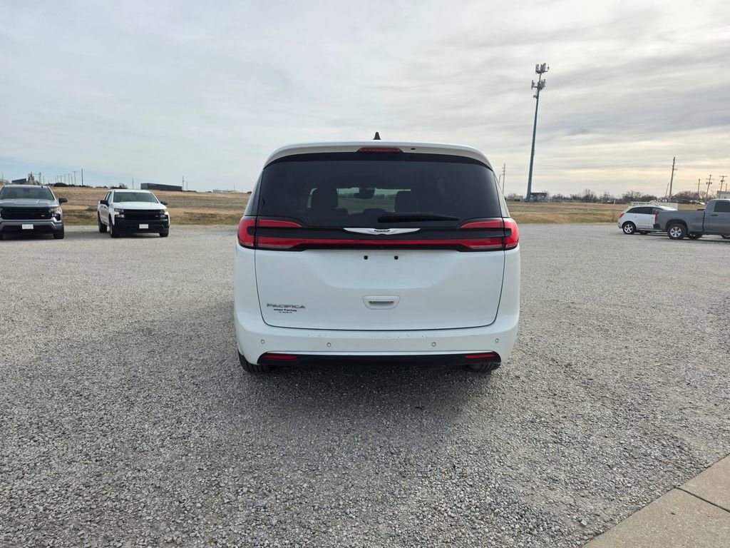 Used 2023 Chrysler Pacifica Touring-L image 4