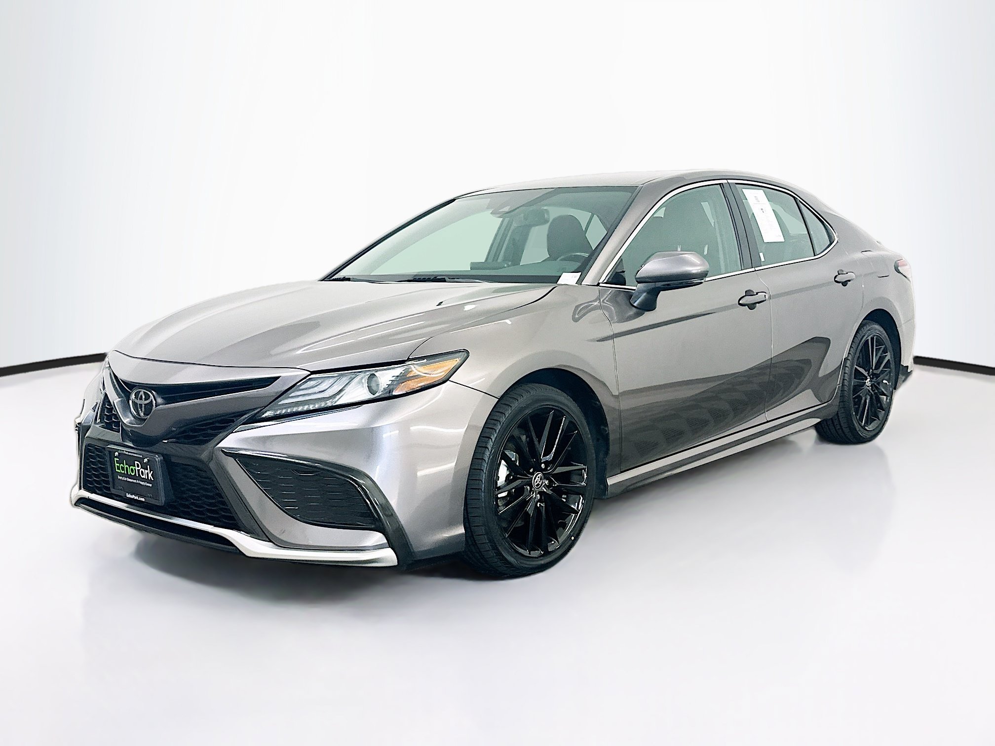Used 2024 Toyota Camry XSE FWD image 3