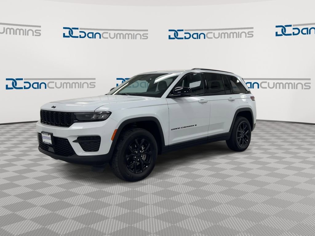 Used 2025 Jeep Grand Cherokee Altitude AWD/4WD image 4