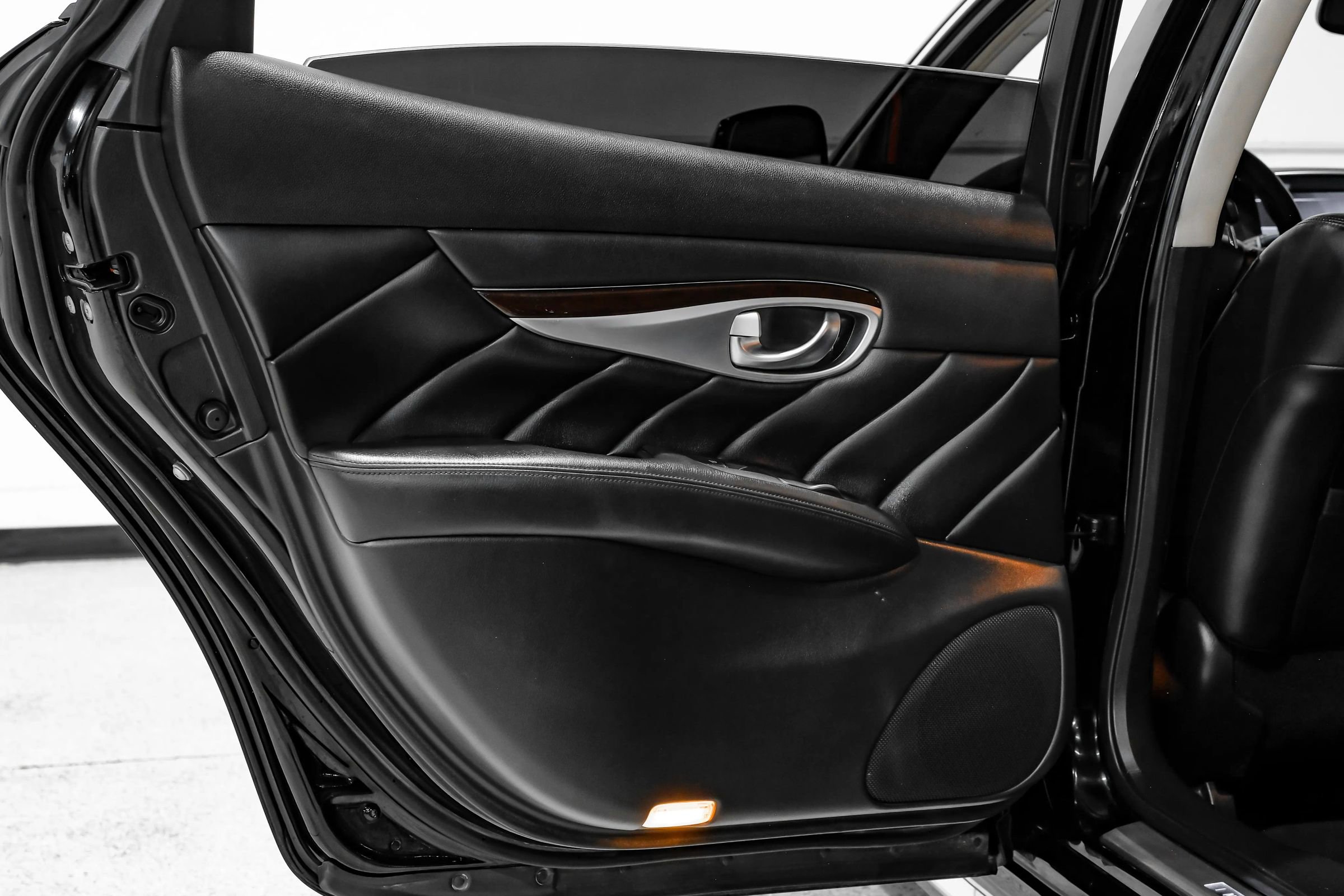 Used 2015 INFINITI Q70 L 3.7 w/ Technology Package image 53