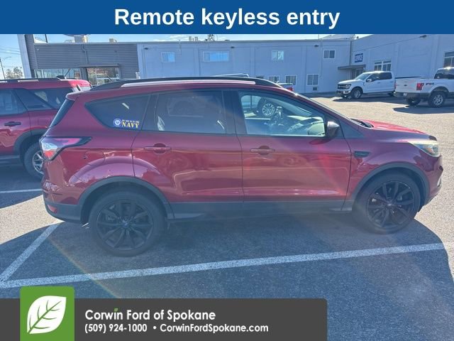 Used 2017 Ford Escape SE w/ SE Sport Appearance Package image 5