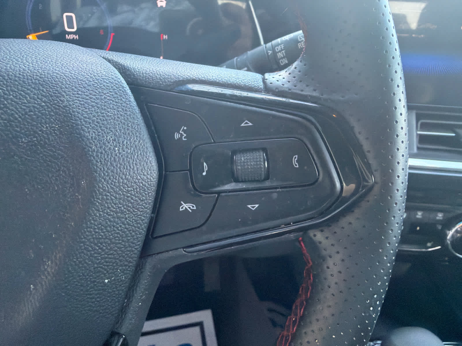Used 2025 Chevrolet Trax RS w/ Sunroof Package FWD image 16
