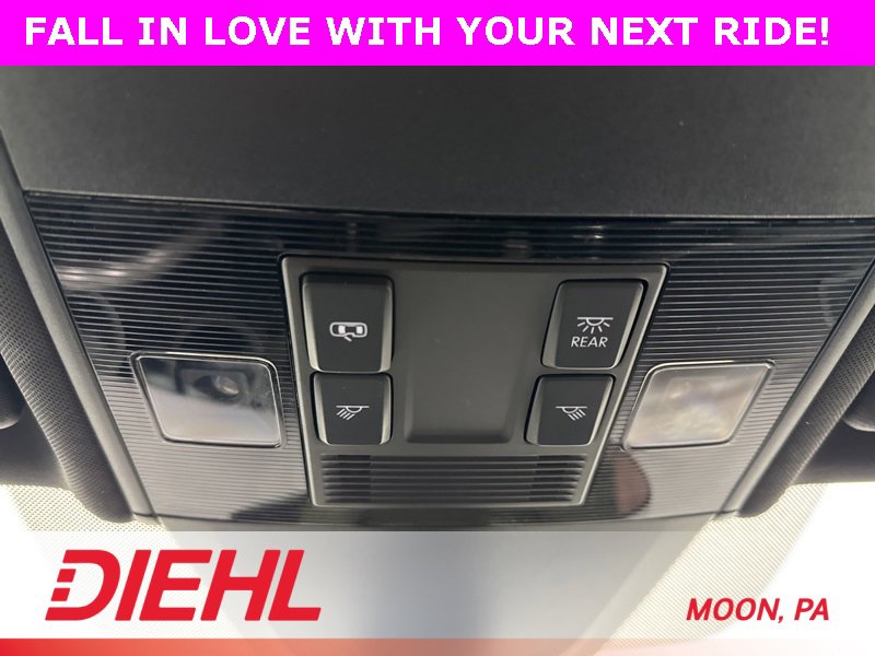 Used 2017 Volkswagen Golf R 4-Door image 34