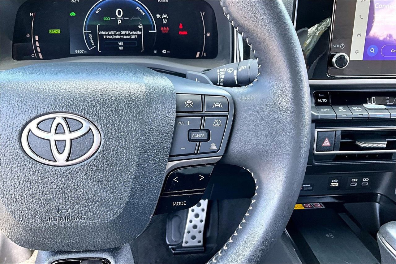 Used 2025 Toyota Camry SE image 11