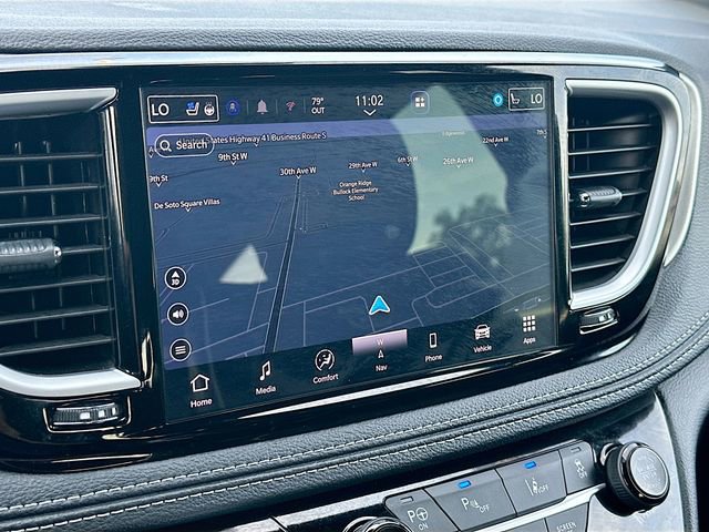 Used 2024 Chrysler Pacifica Premium image 13