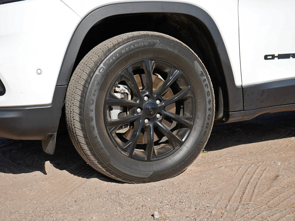 Used 2023 Jeep Cherokee Altitude Lux AWD/4WD image 9