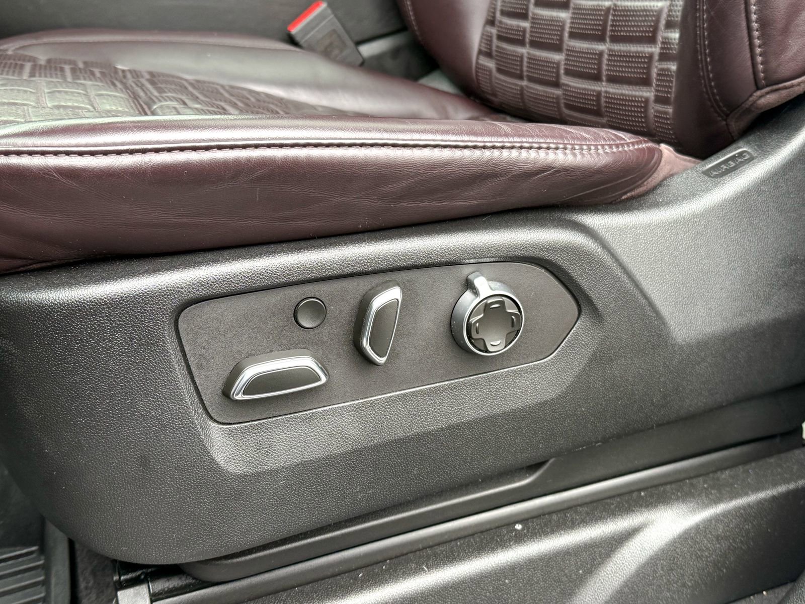 Used 2022 Cadillac Escalade Sport Platinum w/ LPO, ONYX Package image 18