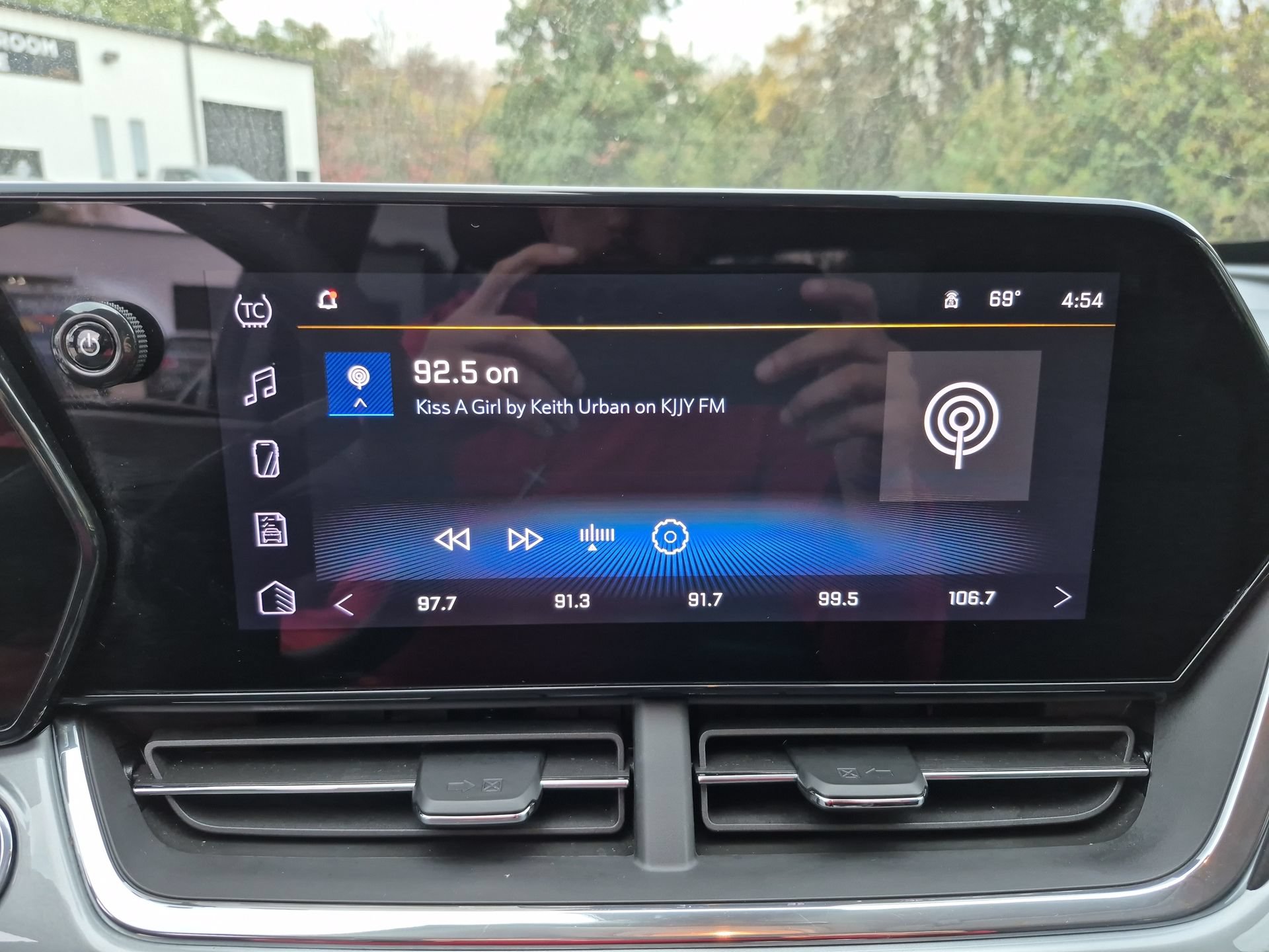 Used 2025 Chevrolet Trax LT FWD image 14