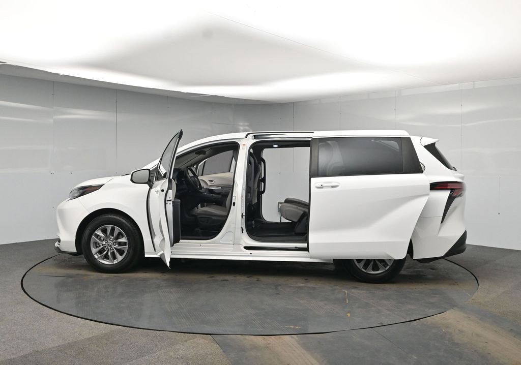 Used 2022 Toyota Sienna LE image 42