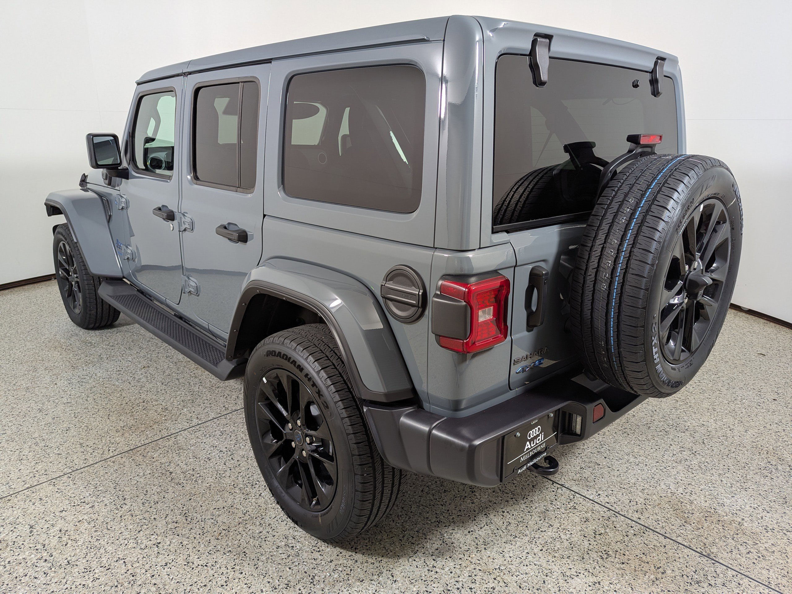 Used 2025 Jeep Wrangler Sahara AWD/4WD image 5