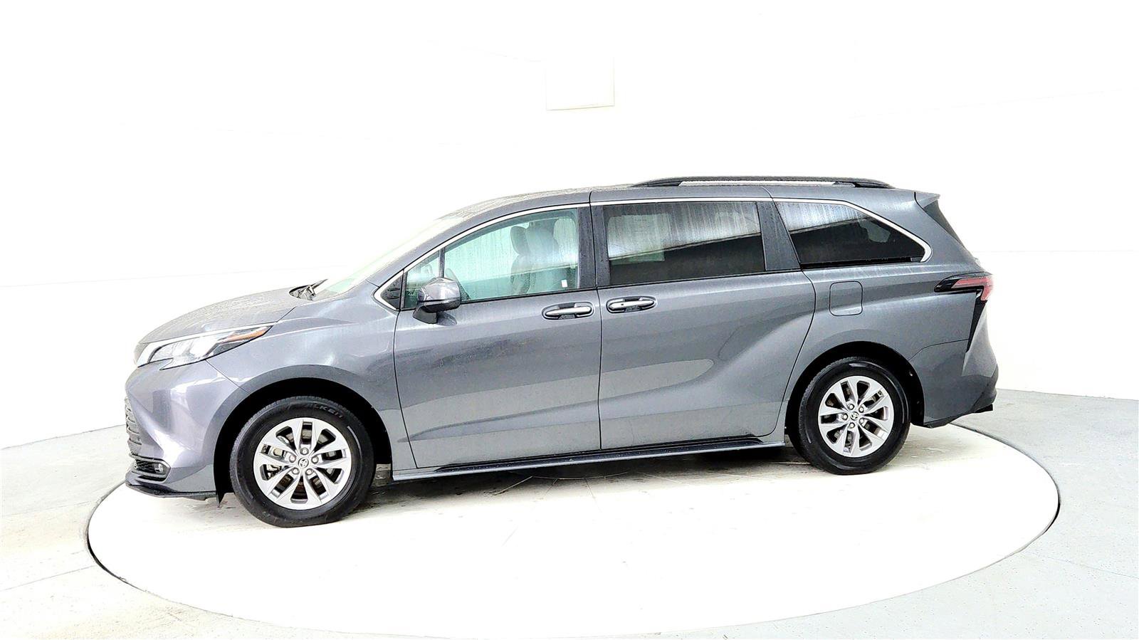Used 2025 Toyota Sienna XLE w/ XLE Plus Package image 3