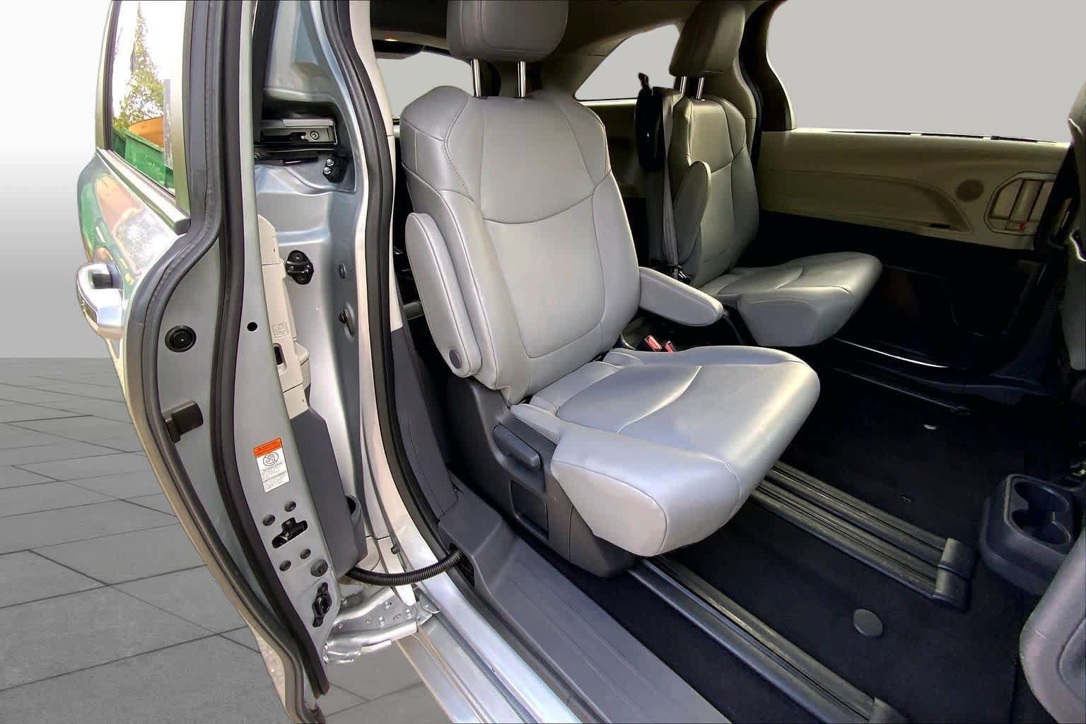 Used 2024 Toyota Sienna XLE FWD image 34