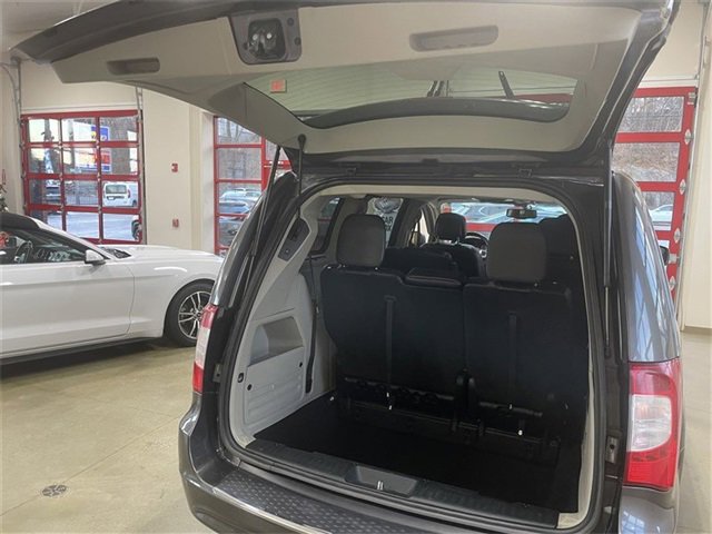 Used 2015 Chrysler Town & Country Touring-L w/ Driver Convenience Group image 22