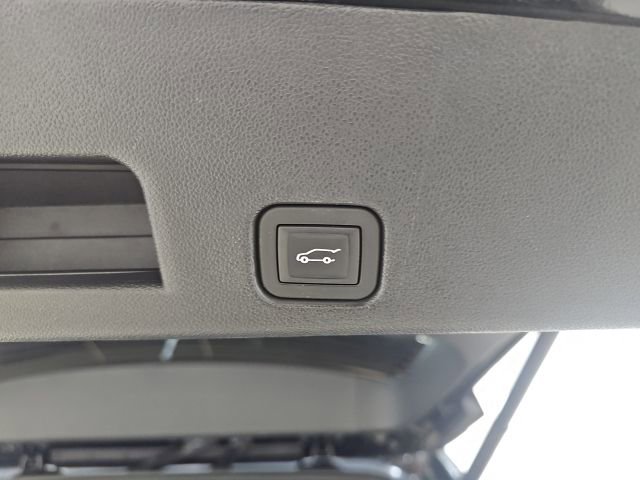 Used 2025 Chevrolet Traverse LT image 8