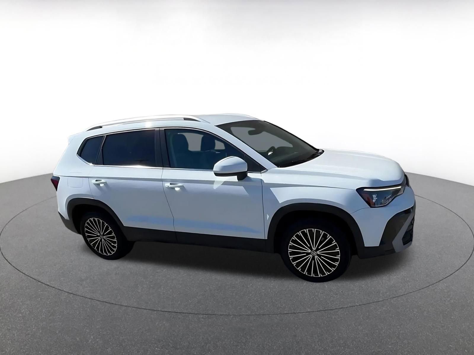 Used 2025 Volkswagen Taos SE FWD image 2