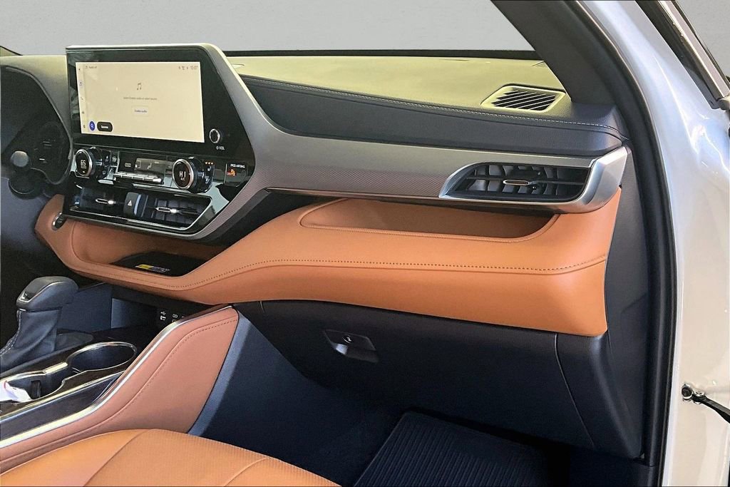 Used 2026 Toyota Highlander Platinum image 26