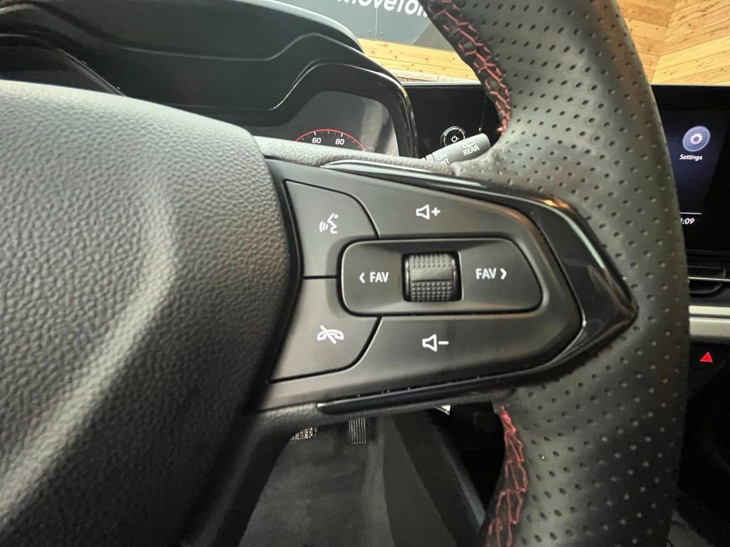 Used 2026 Chevrolet Trax RS w/ Sunroof Package image 17