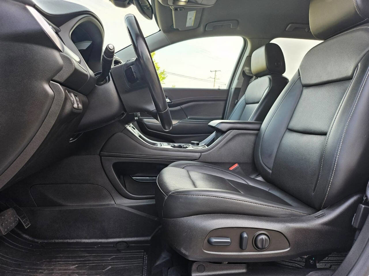 Used 2022 GMC Acadia SLT w/ LPO, Floor Liner Package image 10