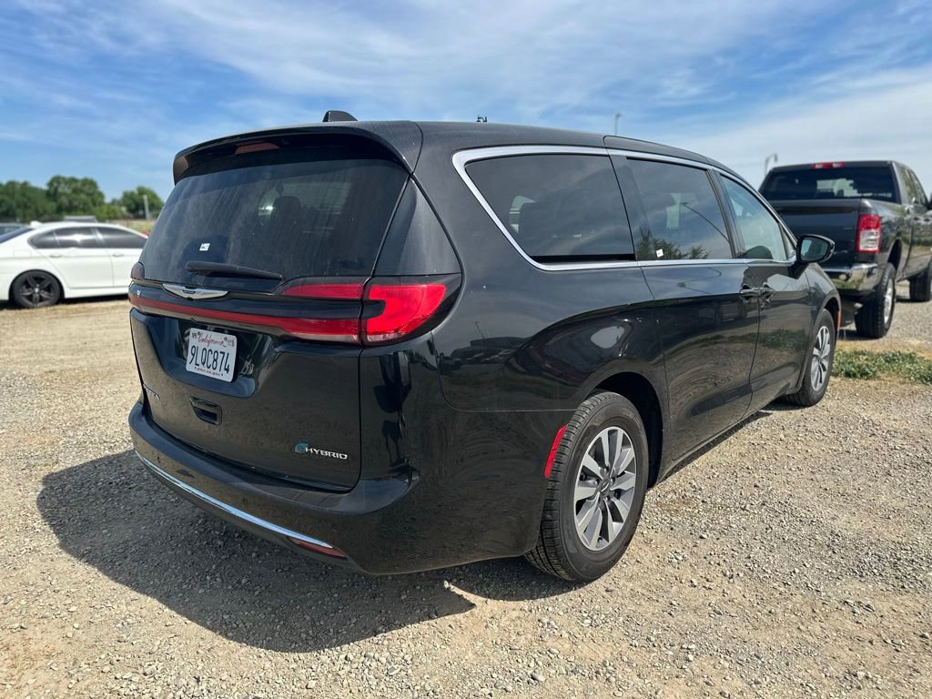 Used 2024 Chrysler Pacifica Select image 6