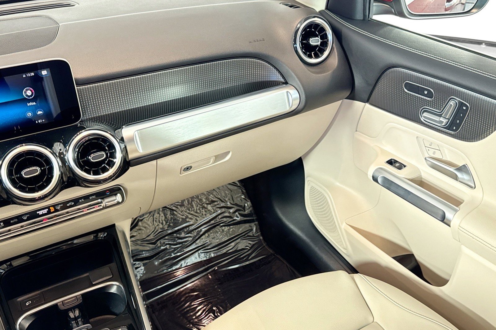 Used 2021 Mercedes-Benz GLB 250 4MATIC image 21