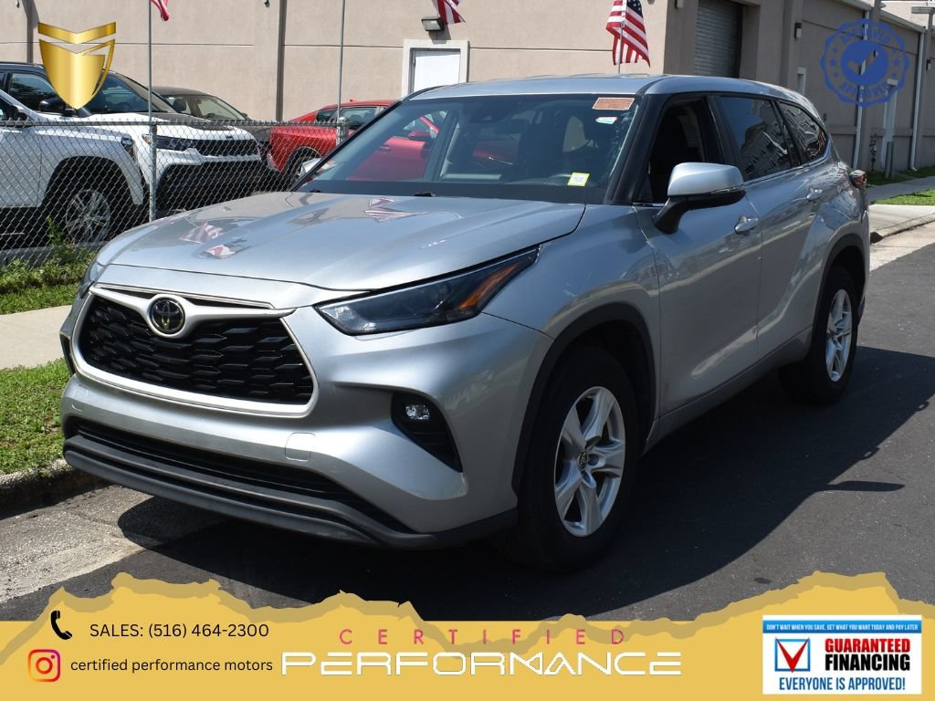 Used 2025 Toyota Highlander LE FWD image 1