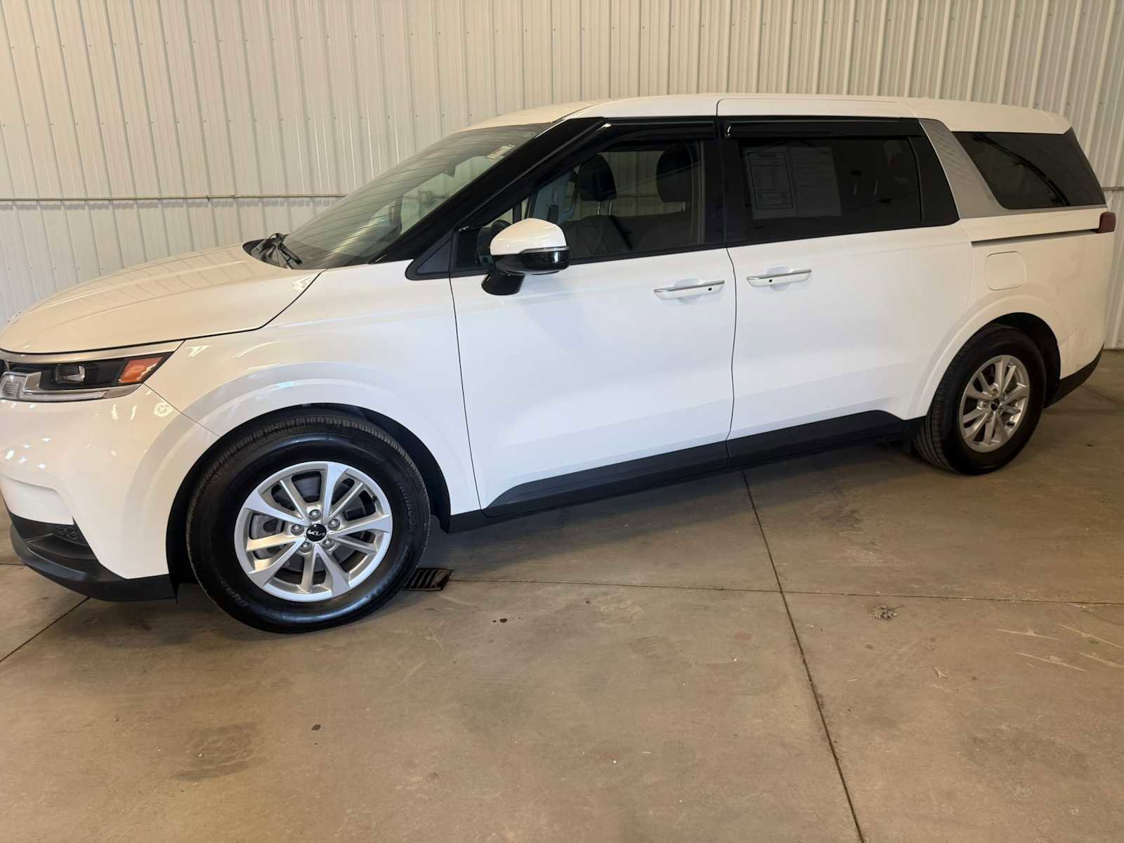 Used 2024 Kia Carnival LX FWD image 2