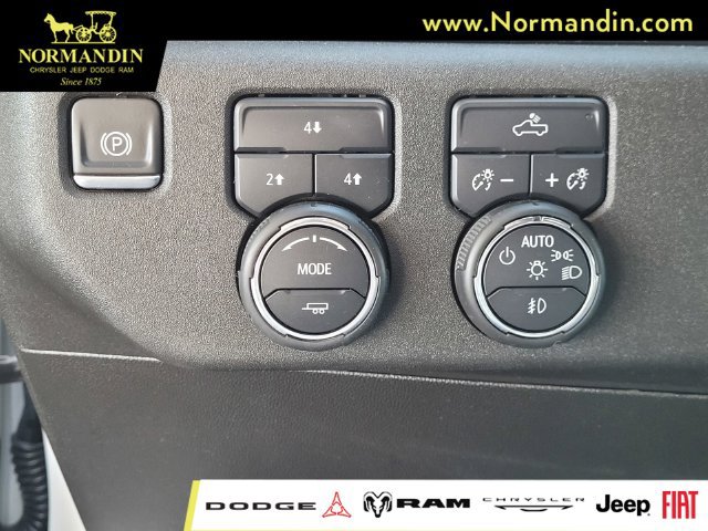Used 2025 Chevrolet Silverado 2500 LT w/ Convenience Package AWD/4WD image 13