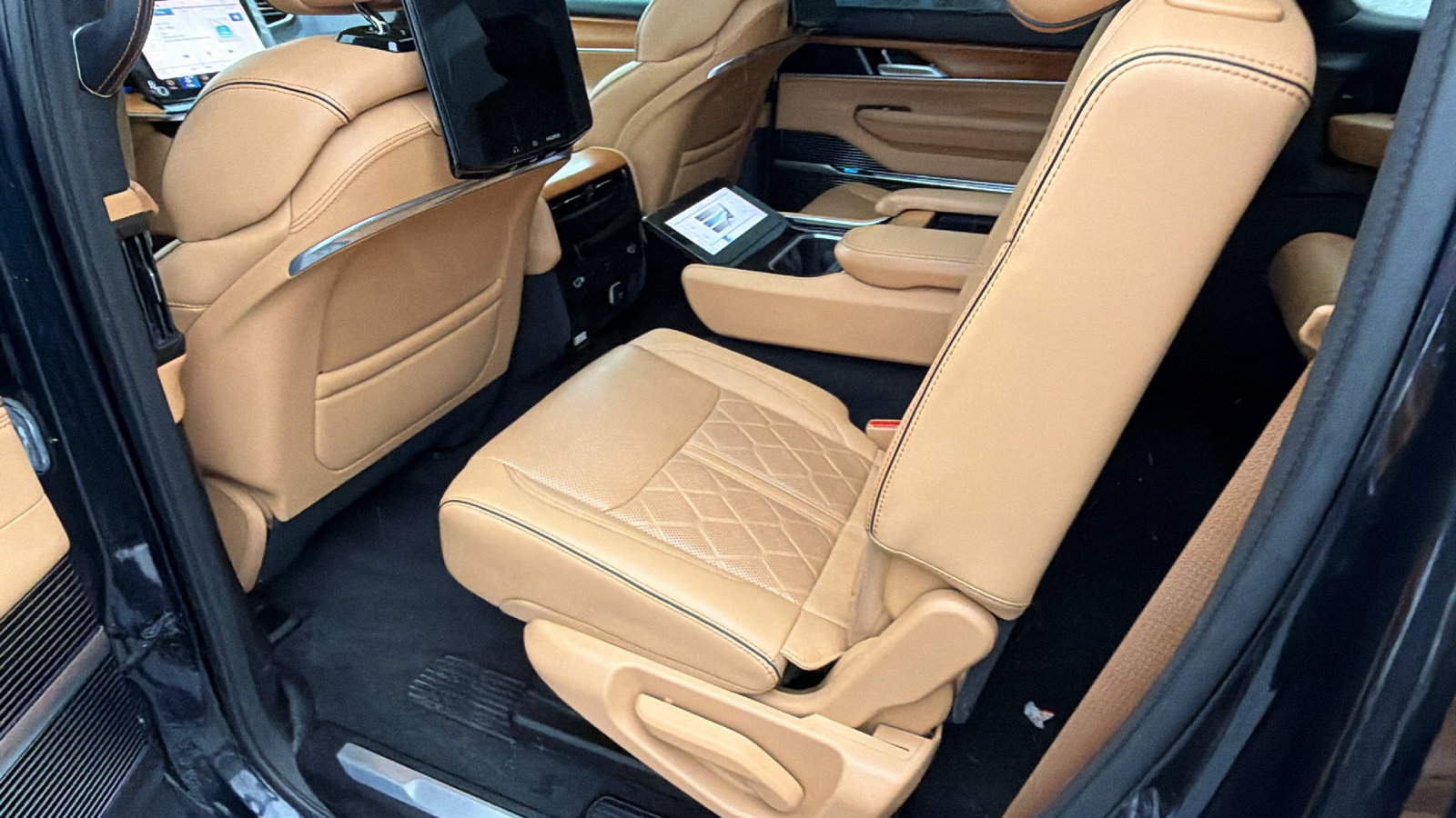 Used 2025 Jeep Grand Wagoneer Series III w/ Rear Seat Video Group 1 AWD/4WD image 24