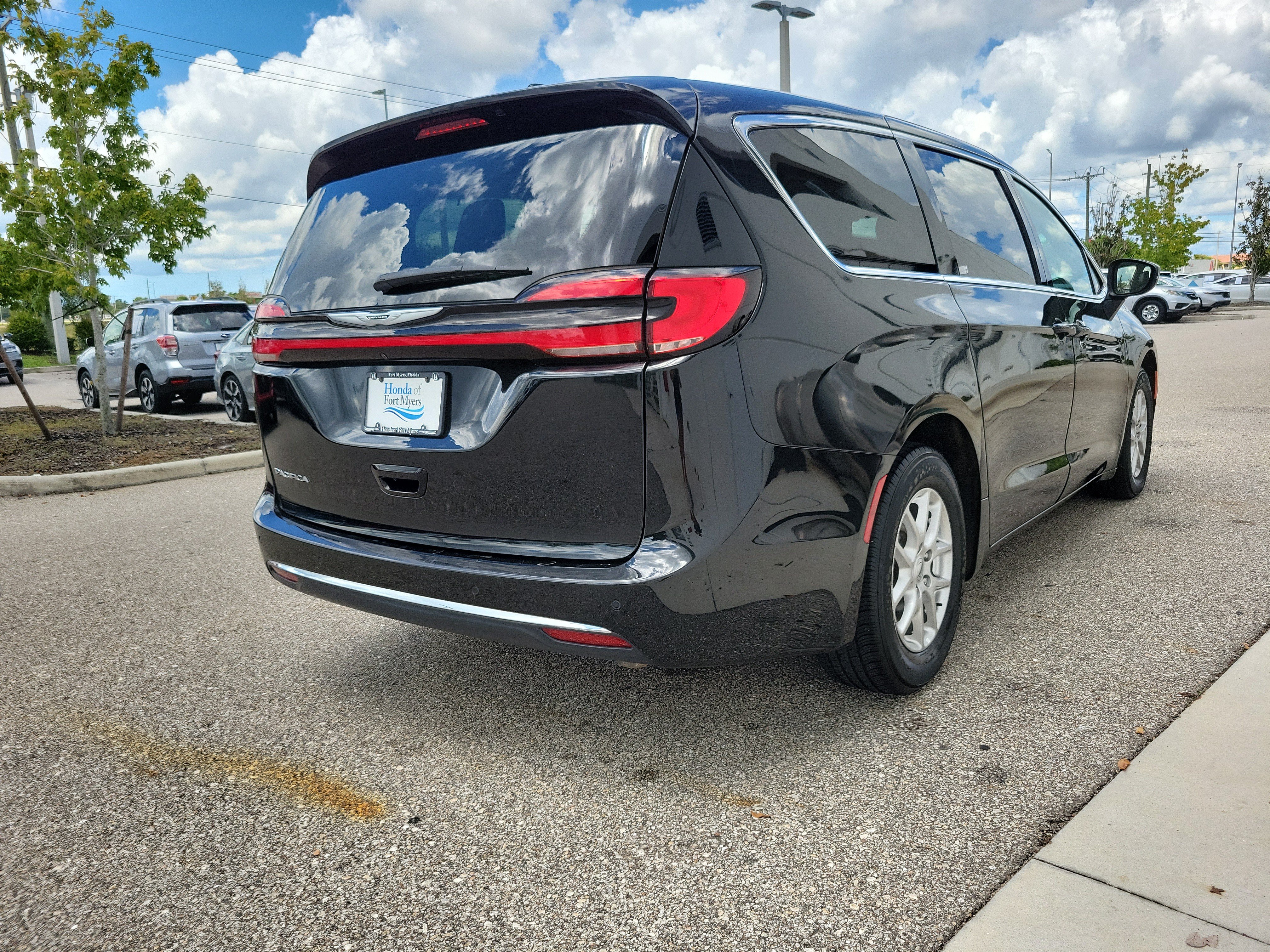 Used 2023 Chrysler Pacifica Touring-L FWD image 6