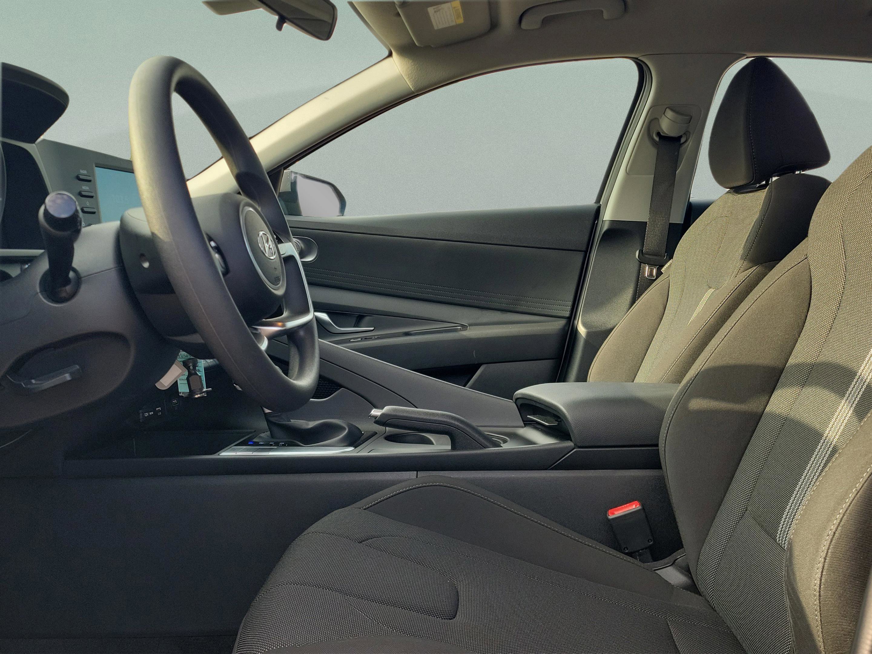 Certified 2023 Hyundai Elantra SE image 17