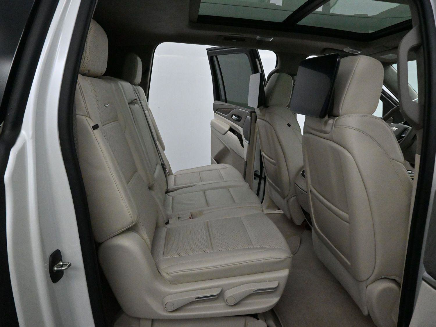 Certified 2022 Cadillac Escalade ESV Sport Platinum w/ Heavy-Duty Trailer Package image 38