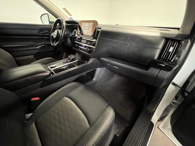 Used 2024 Nissan Pathfinder SV image 10