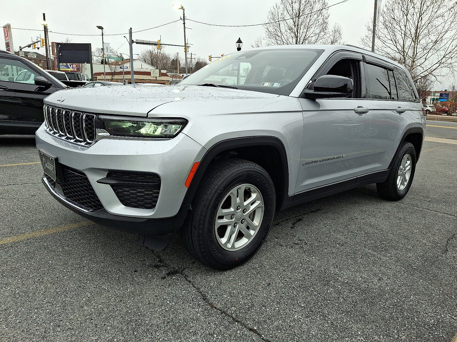 Used 2023 Jeep Grand Cherokee Laredo AWD/4WD image 1