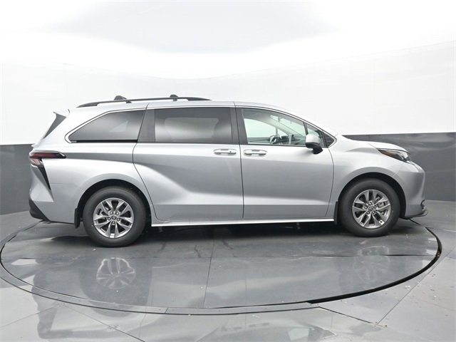 Used 2025 Toyota Sienna LE image 2