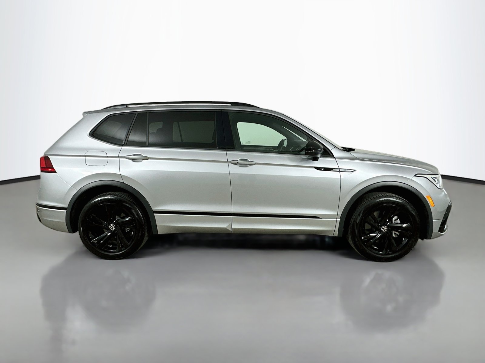 Used 2024 Volkswagen Tiguan SE R-Line AWD/4WD image 4