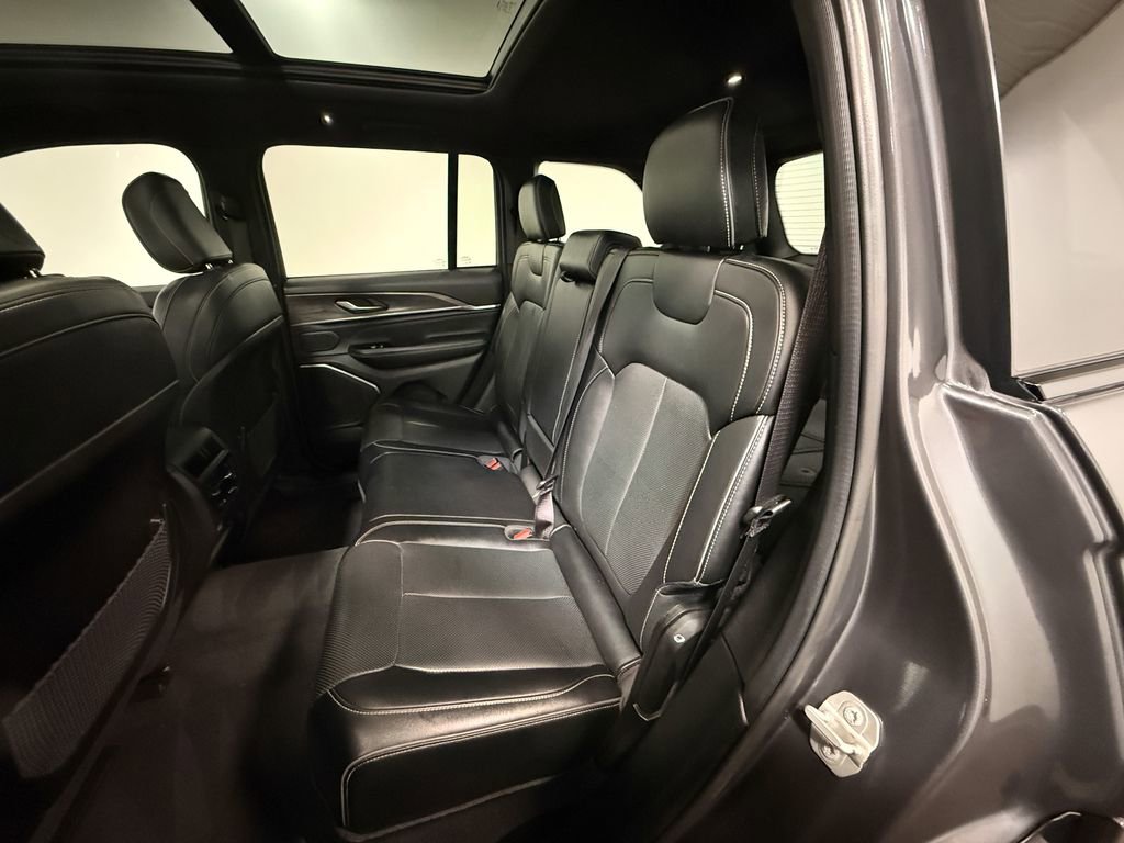 Used 2024 Jeep Grand Cherokee Overland AWD/4WD image 8