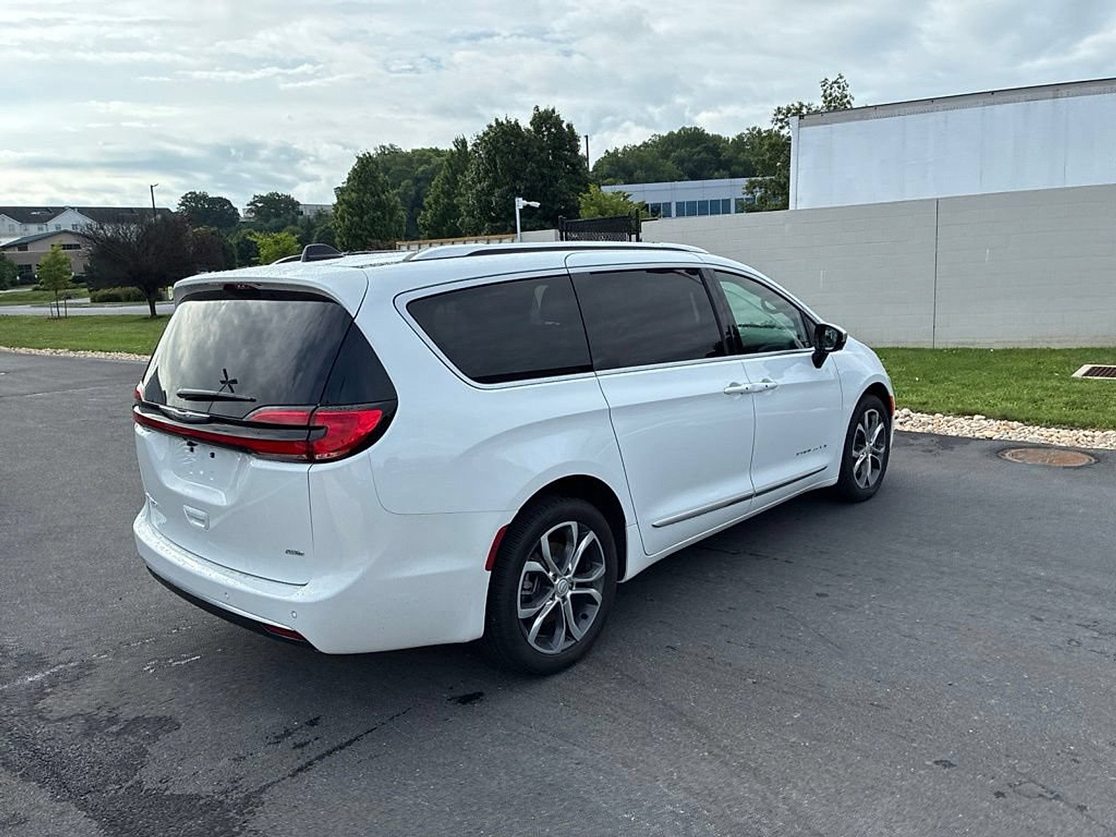 Used 2026 Chrysler Pacifica Pinnacle AWD/4WD image 16