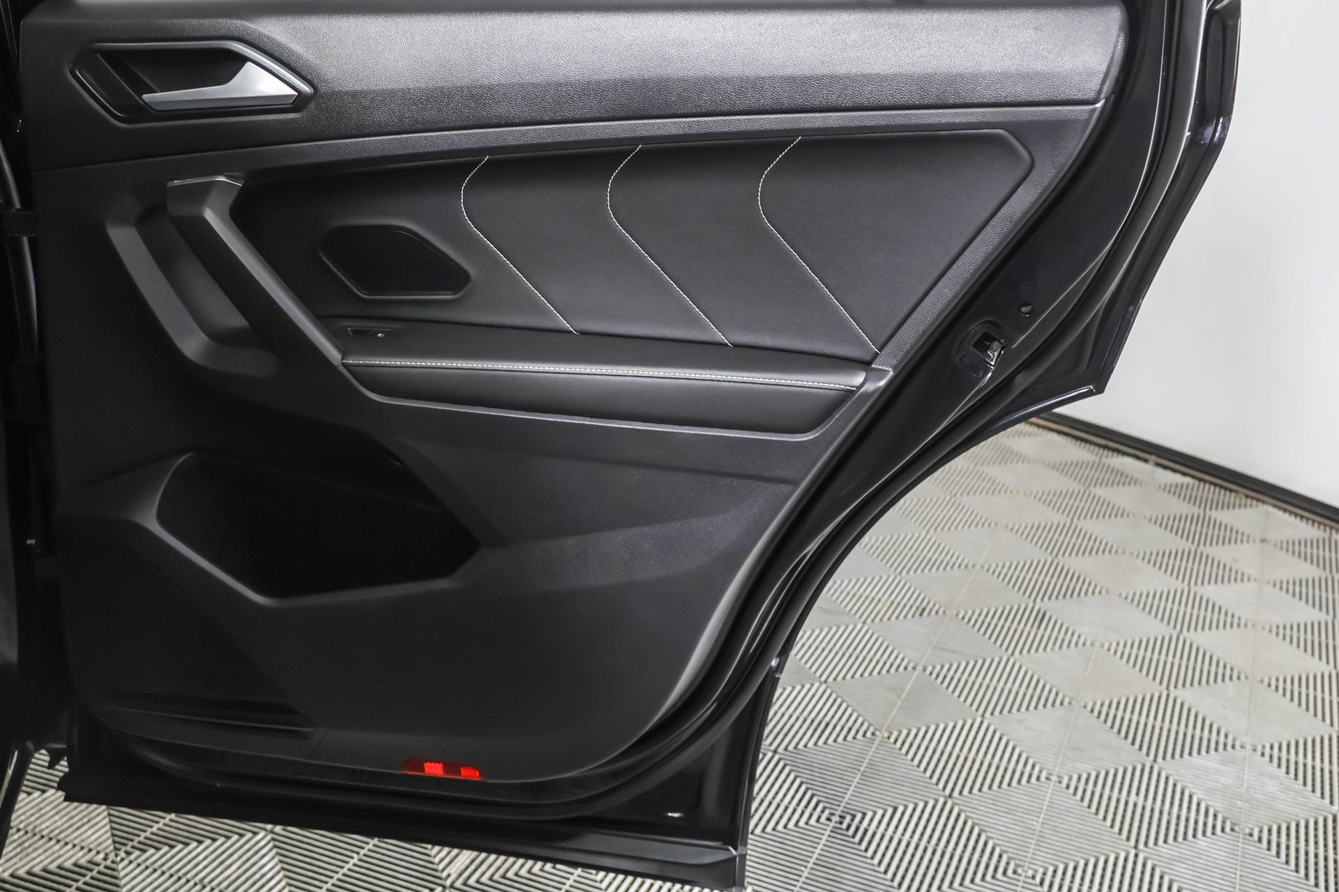 Used 2022 Volkswagen Tiguan SE image 44