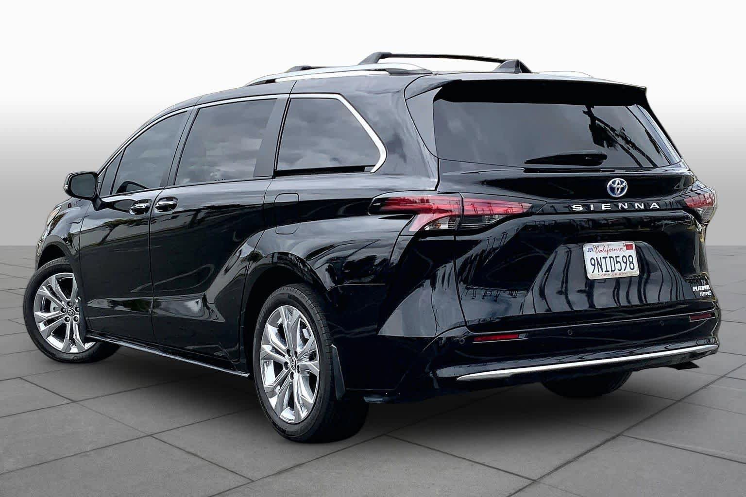 Certified 2024 Toyota Sienna Platinum FWD image 11