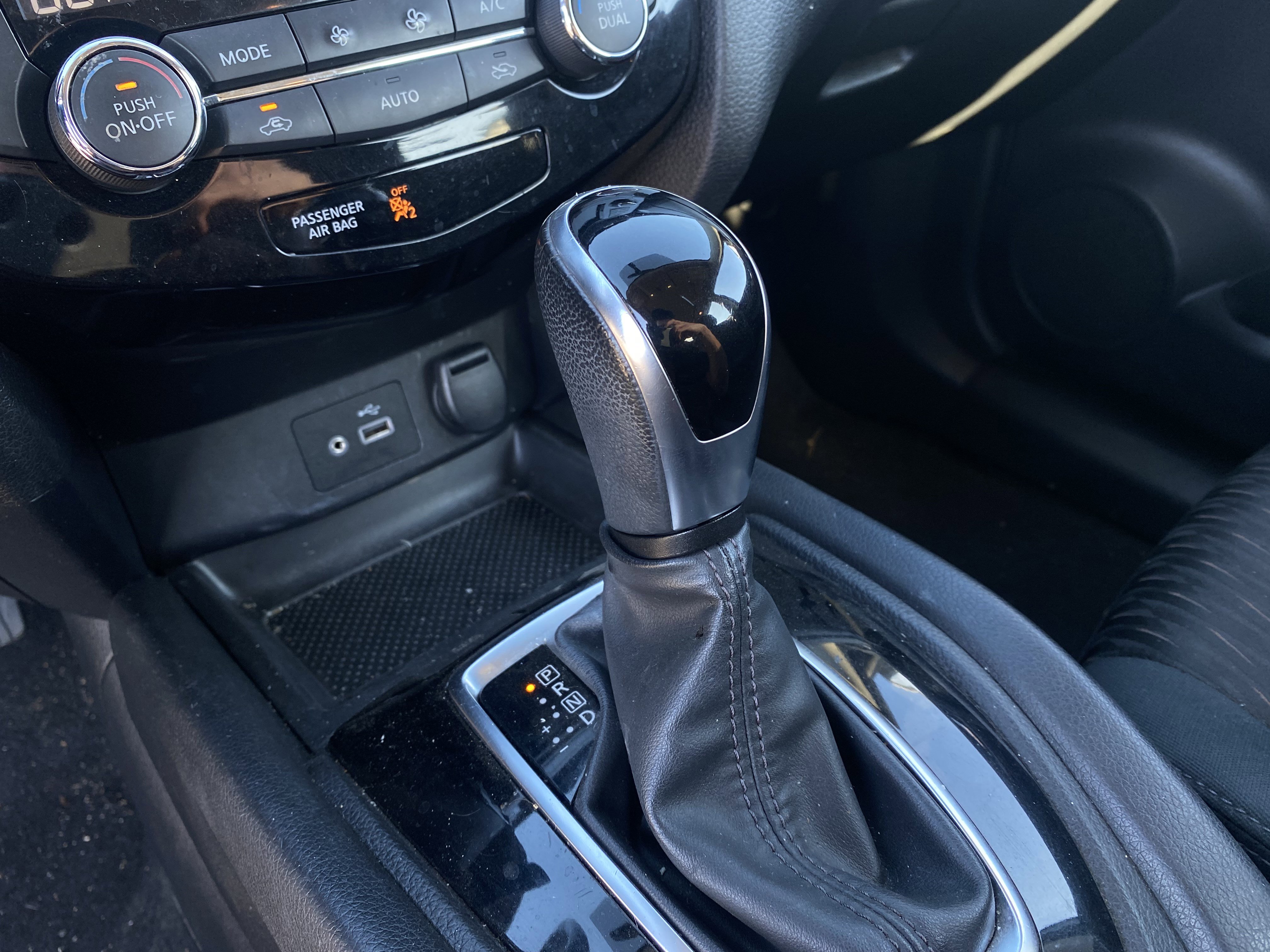 Used 2018 Nissan Rogue SV w/ Premium Package image 12