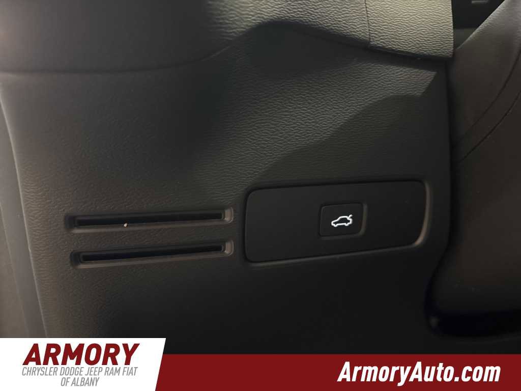 Used 2023 Volvo XC40 B5 Core w/ Convenience Package image 12