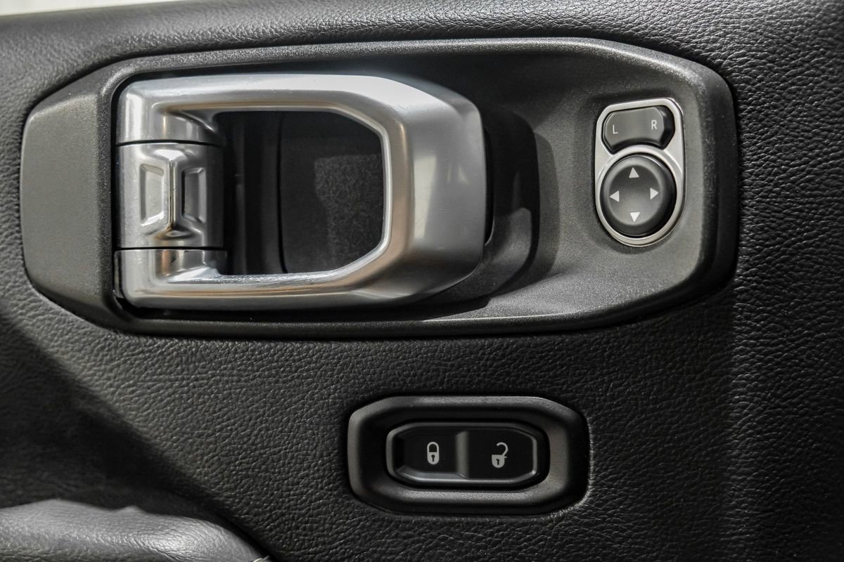 Used 2018 Jeep Wrangler Unlimited Sahara image 40