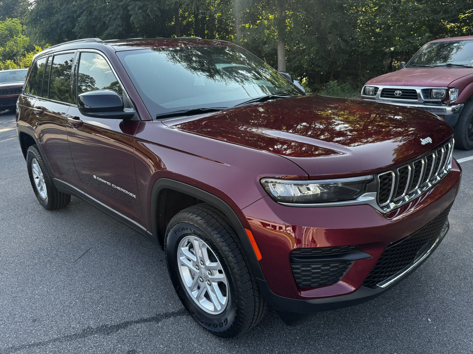 Used 2025 Jeep Grand Cherokee Laredo RWD image 3