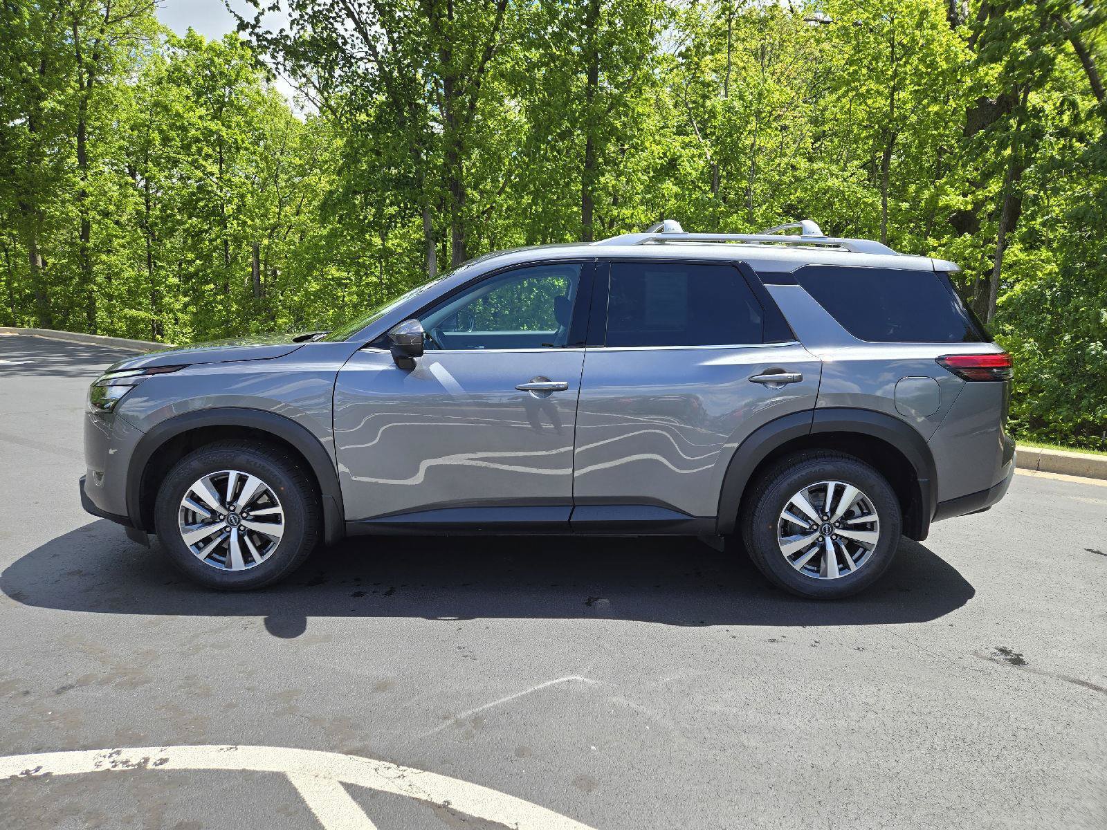 Used 2025 Nissan Pathfinder SL AWD/4WD image 5
